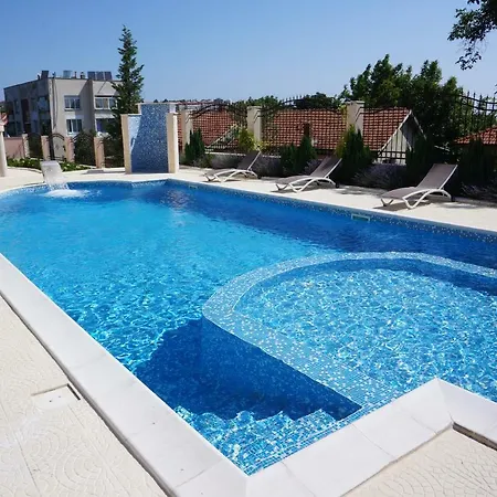 מלון דירות Vello 3*